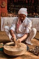 indiano oleiro às trabalhar, Shilpagram, udaipur, rajastão, Índia foto