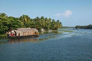 casa flutuante em Kerala remansos, Índia foto