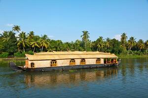 casa flutuante em Kerala remansos, Índia foto