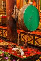 ritual tambor dentro hemis mosteiro. ladakh, Índia foto