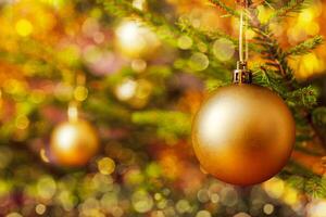 decoração bugiganga em decorado Natal árvore foto