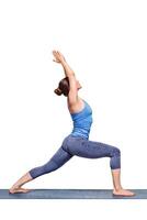 desportivo em forma yogini mulher práticas ioga asana utthita virabhadras foto