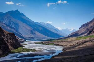 spiti rio dentro Himalaia, Himachal Pradesh, Índia foto