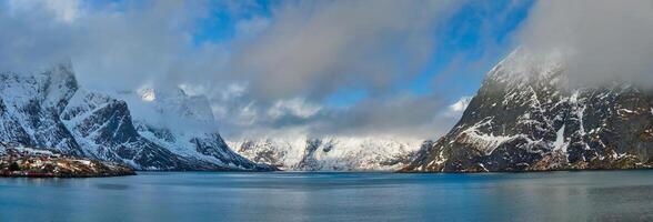 norueguês fiorde e montanhas dentro inverno. lofoten ilhas, Noruega foto