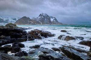 rochoso costa do fiorde dentro Noruega foto