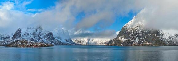 norueguês fiorde e montanhas dentro inverno. lofoten ilhas, Noruega foto
