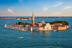 aéreo Visão do Veneza lagoa com barcos e san giorgio di Maggiore igreja. Veneza, Itália foto