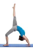 ioga - jovem lindo mulher fazendo ioga asana exercício isolado foto