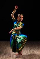 dançarina de menina bonita da dança clássica indiana bharatanatyam foto