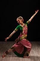 dançarina de menina bonita da dança clássica indiana bharatanatyam foto