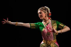 dançarina de menina bonita da dança clássica indiana bharatanatyam foto