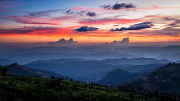 pôr do sol nas montanhas foto