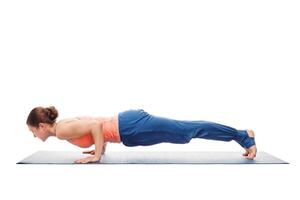 mulher fazendo Ashtanga Vinyasa ioga asana chaturanga dandasana foto