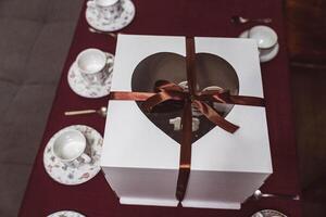 colorida aniversário celebração com bolo e apresenta em mesa foto