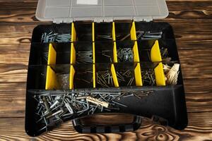 Caixa de ferramentas preenchidas com parafusos e unhas foto