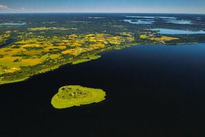 topo Visão do lago dirigir dentro a braslav lagos nacional parque, a a maioria lindo lagos dentro bielorrússia.an ilha dentro a lago.belarus. foto