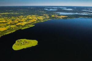 topo Visão do lago dirigir dentro a braslav lagos nacional parque, a a maioria lindo lagos dentro bielorrússia.an ilha dentro a lago.belarus. foto