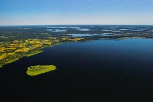 topo Visão do lago dirigir dentro a braslav lagos nacional parque, a a maioria lindo lagos dentro bielorrússia.an ilha dentro a lago.belarus. foto