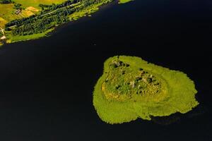 topo Visão do lago dirigir dentro a braslav lagos nacional parque, a a maioria lindo lagos dentro bielorrússia.an ilha dentro a lago.belarus. foto