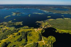 topo Visão do a ensolarado e confiança lagos dentro a braslav lagos nacional parque, a a maioria lindo lagos dentro belarus.belarus foto