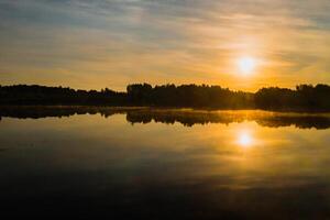 topo Visão do lago dirigir dentro a floresta dentro a braslav lagos nacional parque às pôr do sol, a a maioria lindo lugares dentro a cidade do bielorrússia.an ilha dentro a lago.belarus. foto