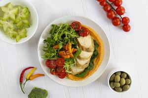 cozido frango com vegetais, abóbora purê e Rúcula. ceto dieta Comida. foto