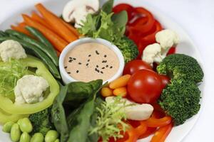 vegetal salada do tomates cenouras, Sino pimentas com molho dieta Comida ceto dieta foto