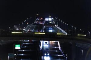 uma noite tráfego geléia em a rodovia às Tóquio baía área telefoto tiro foto