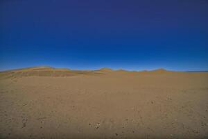 uma panorâmico areia duna do sahara deserto às mhamid el Gizlane dentro Marrocos Largo tiro foto