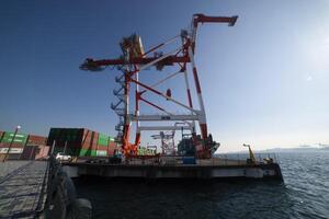 containers e guindastes perto a porta dentro aomi Tóquio Largo tiro foto