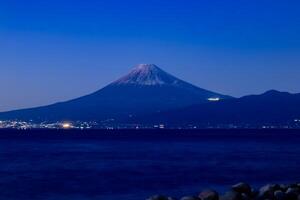 uma pôr do sol Monte Fuji perto suruga costa dentro shizuoka Largo tiro foto
