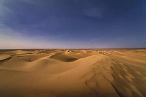 uma panorâmico areia duna do sahara deserto às mhamid el Gizlane dentro Marrocos Largo tiro foto