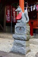 uma estátua do Raposa às japonês santuário foto