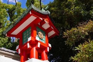 uma lanterna às Tomioka santuário dentro Tóquio foto