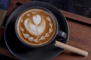 delicioso café, café com leite com doce livre foto