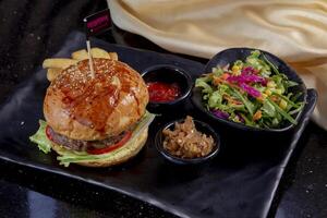 delicioso fresco suculento hamburguer com carne costeleta, queijo, com saladas foto