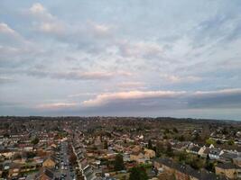 a maioria lindo aéreo Visão do residencial distrito durante laranja pôr do sol sobre Luton, Inglaterra Reino Unido. marcha 19, 2024 foto