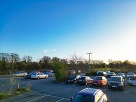 Alto ângulo Visão do parque e passeio ônibus estação às colina espinhosa Oxfordshire Inglaterra Unidos reino durante nascer do sol. marcha 23, 2024 foto