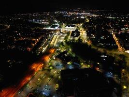aéreo noite Visão do iluminado central Aylesbury Cidade do Inglaterra Unidos reino. abril 1º, 2024 foto