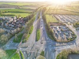 Alto ângulo Visão do britânico estradas durante nascer do sol manhã perto Oxford cidade, Oxfordshire, Inglaterra Unidos reino. marcha 23, 2024 foto