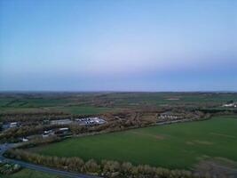 aéreo Visão do britânico campo panorama perto Oxford cidade, Oxfordshire, Inglaterra Reino Unido durante nascer do sol manhã. marcha 23, 2024 foto