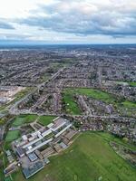 aéreo Visão do residencial Estado às luton cidade do Inglaterra durante pôr do sol. Unidos reino. marcha 17, 2024 foto