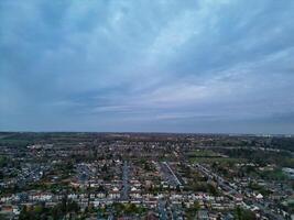 a maioria lindo aéreo Visão do residencial distrito durante laranja pôr do sol sobre Luton, Inglaterra Reino Unido. marcha 19, 2024 foto