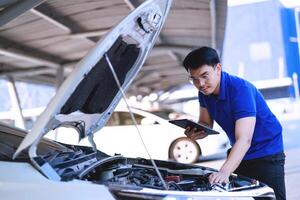 profissional mecânica dentro a serviço Centro Verifica a segurança do a carro. reparar serviço conceito profissional serviço conceito. foto