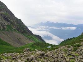 bela vista nas montanhas do Cáucaso. roza khutor, rússia foto