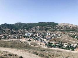 vista para a cidade de Sudak, de uma montanha, na Crimeia foto