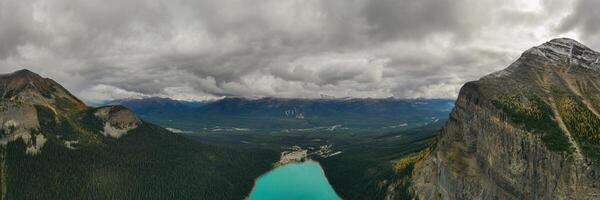 panorâmico aéreo Visão do lago Louise, com Está espetacular turquesa cor. foto