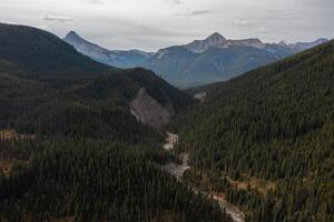 aéreo Visão do johnston desfiladeiro, rochoso montanhas, Canadá. foto