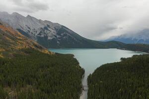 aéreo Visão do Stewart desfiladeiro às lago minnewanka, banff nacional parque. foto