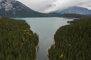 aéreo Visão do Stewart desfiladeiro às lago minnewanka, banff nacional parque. foto